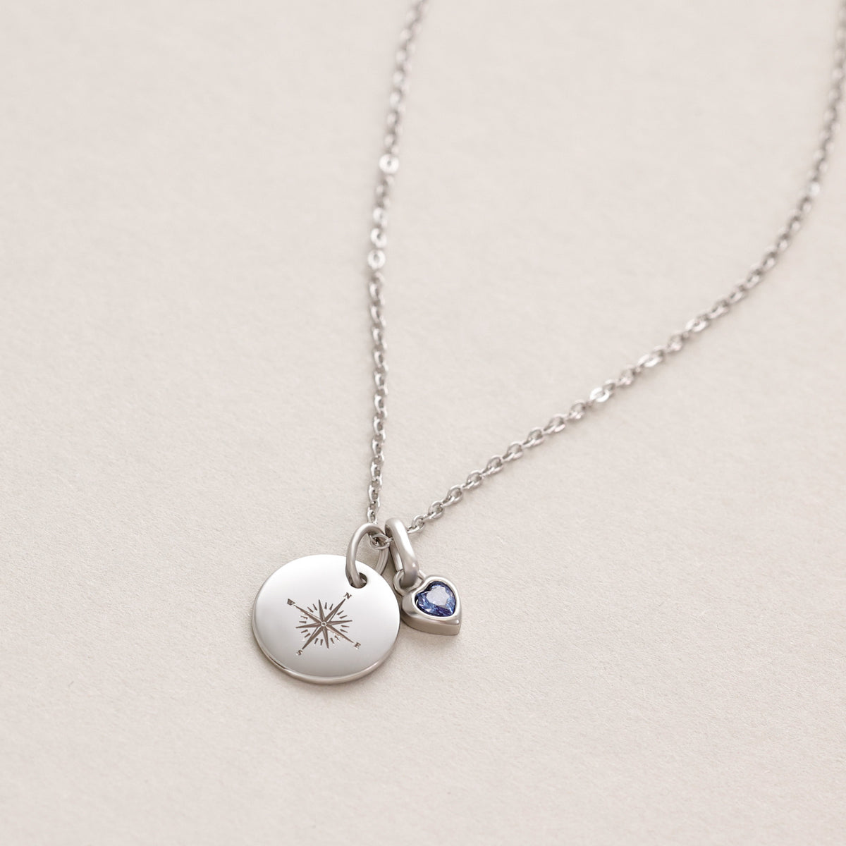 Personalisierte Namenskette mit Zirkonia Geburtsstein in Silber, Plättchen mit Kompass-Symbol graviert