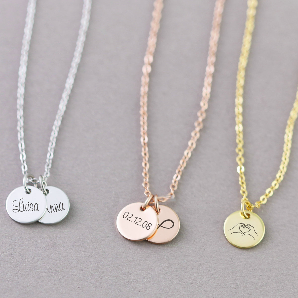 Personalisierte Kette mit rundem Plättchen wasserfest – Silber-, Roségold- und Goldkette mit Namen, Datum und Herz-Symbol
