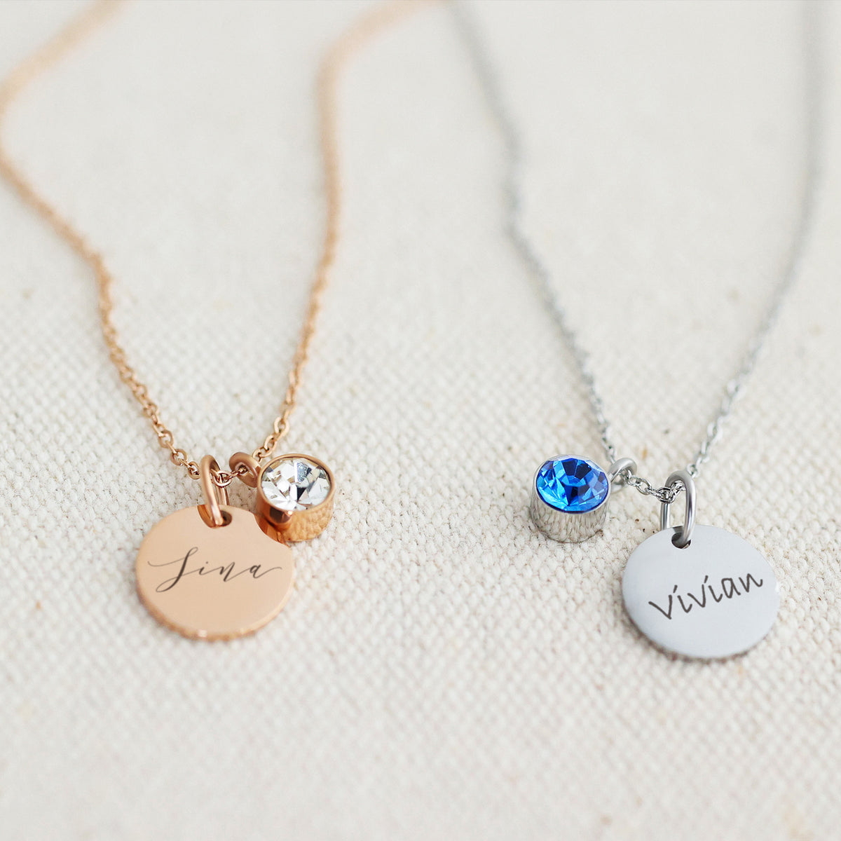 Personalisierte Kette mit Geburtsstein in Roségold und Silber, zwei Varianten mit Namensgravur im Vergleich