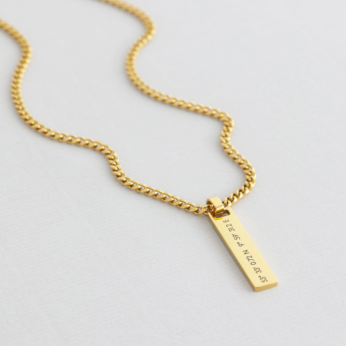 Gravierbare Herren Kette mit Edelstahl Bar in Gold, graviert mit GPS-Koordinaten