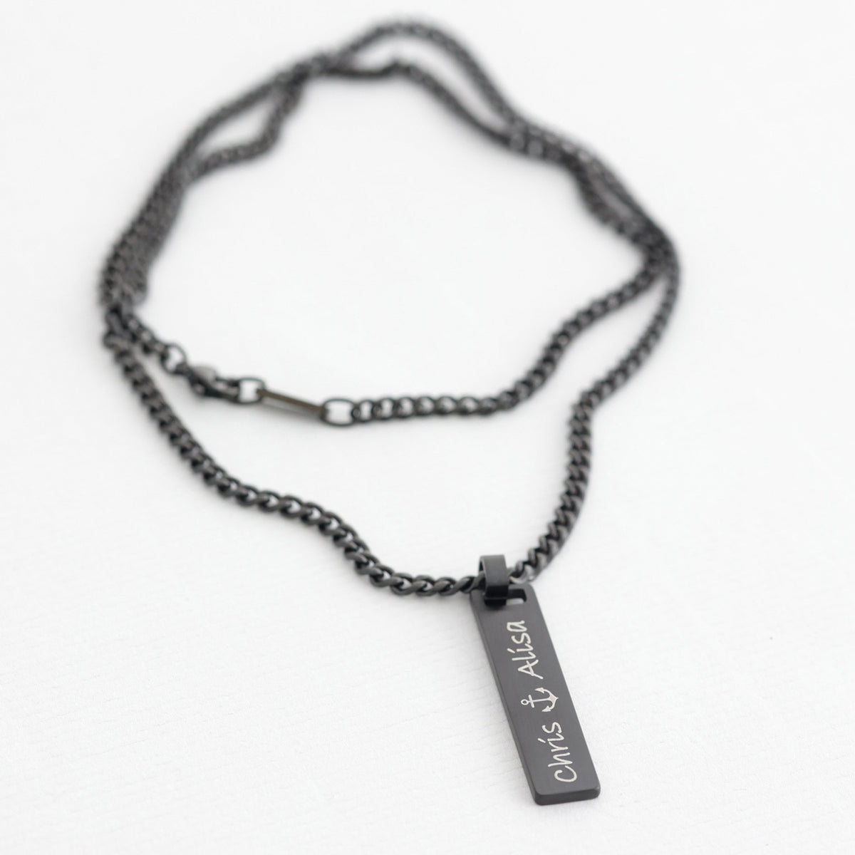 Gravierbare Herren Kette mit Edelstahl Bar in Schwarz, doppelreihig, graviert mit 'Chris & Alisa' und Ankermotiv