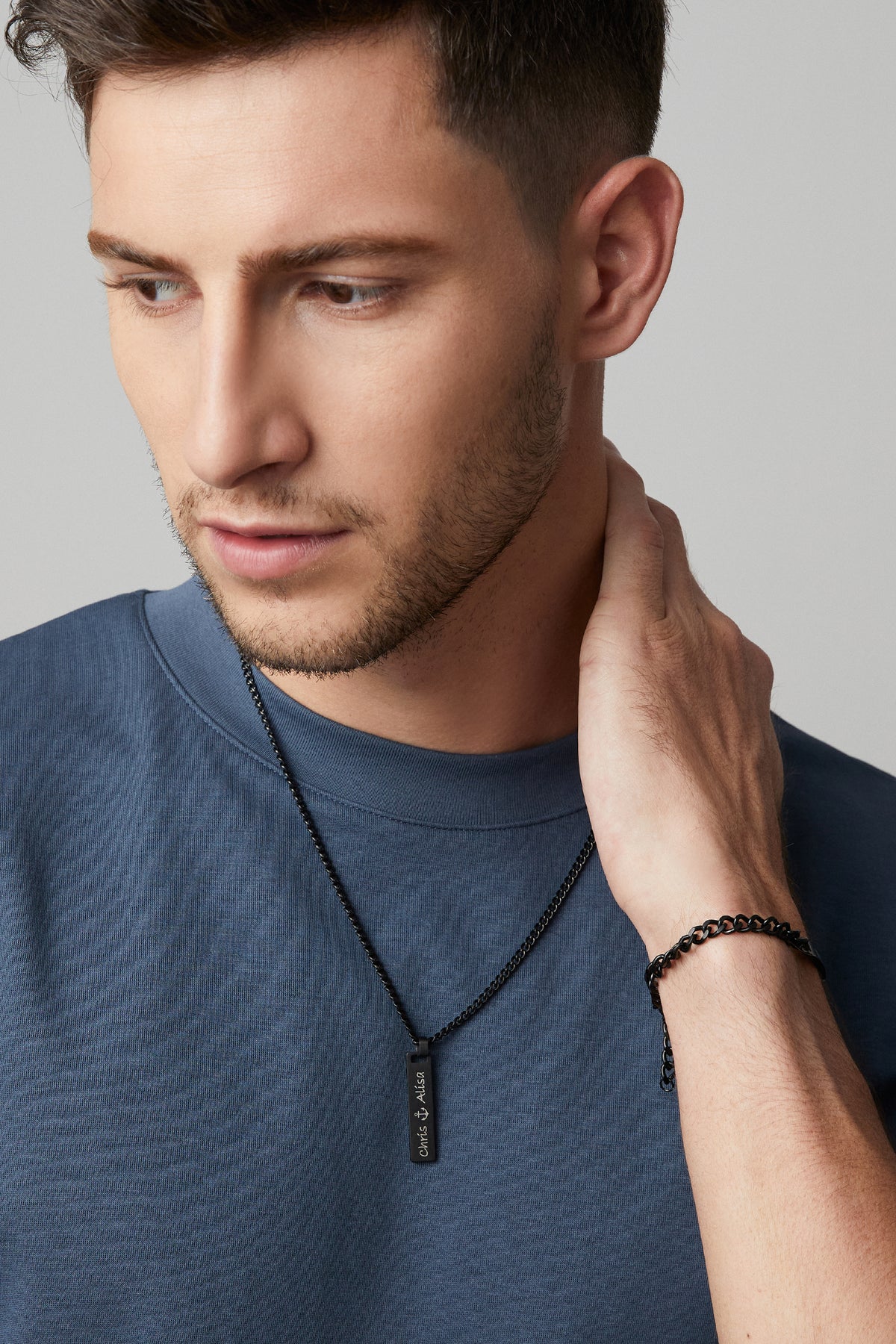 Mann trägt gravierbare Herren Kette mit Edelstahl Bar in Schwarz und passendes Armband