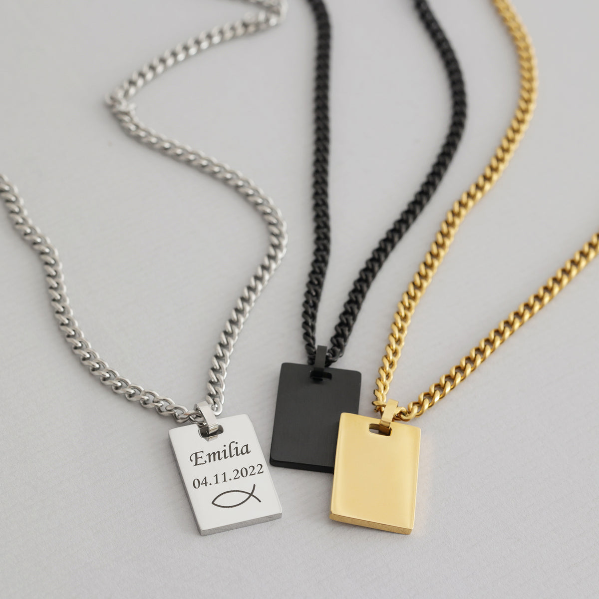 Edelstahl Herren Halskette mit eckigem Gravur-Anhänger – Silber mit Gravur 'Emilia', Schwarz und Gold unbeschriftet