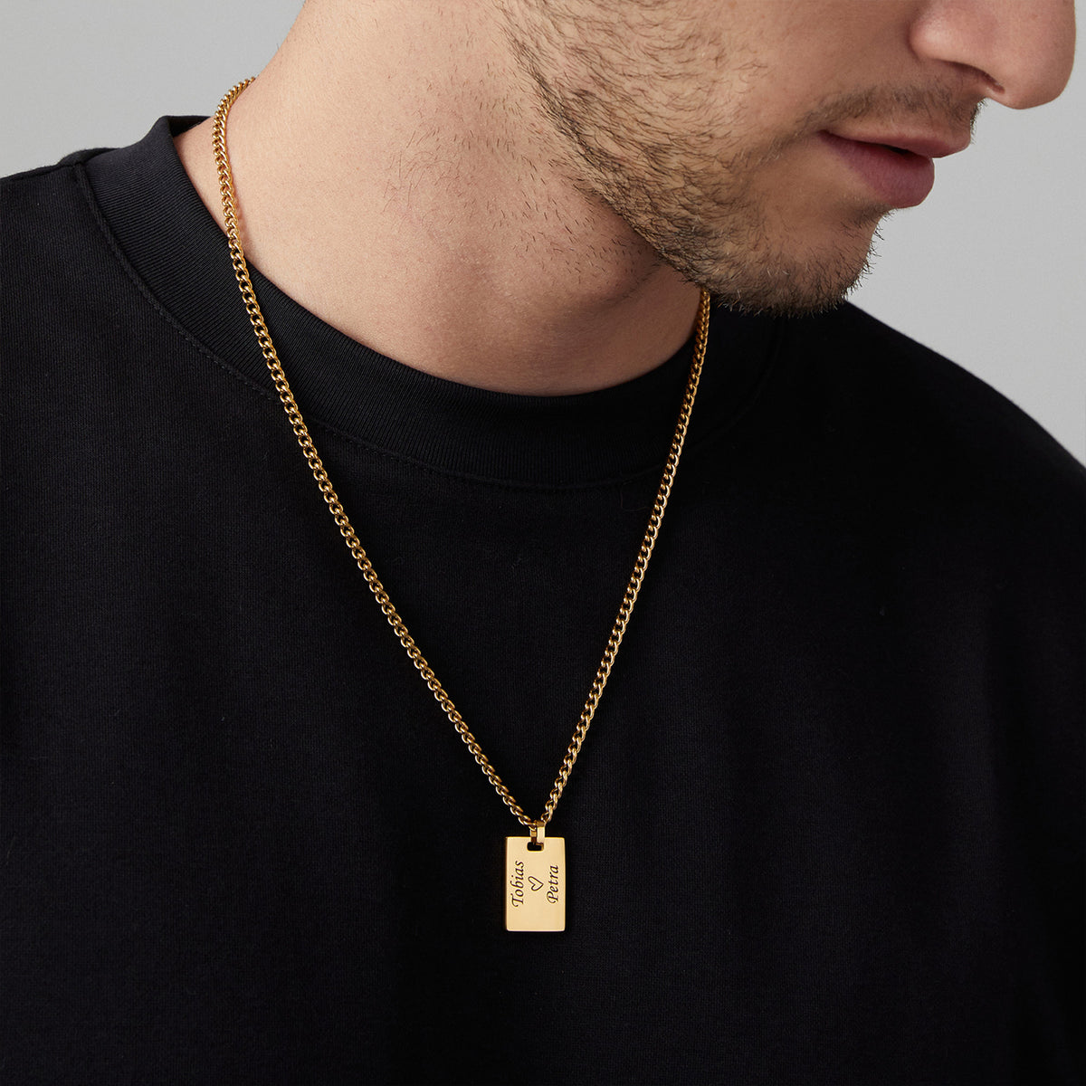 Edelstahl Herren Halskette mit eckigem Gravur-Anhänger in Gold – Mann trägt Anhänger mit Gravur 'Tobias & Petra'