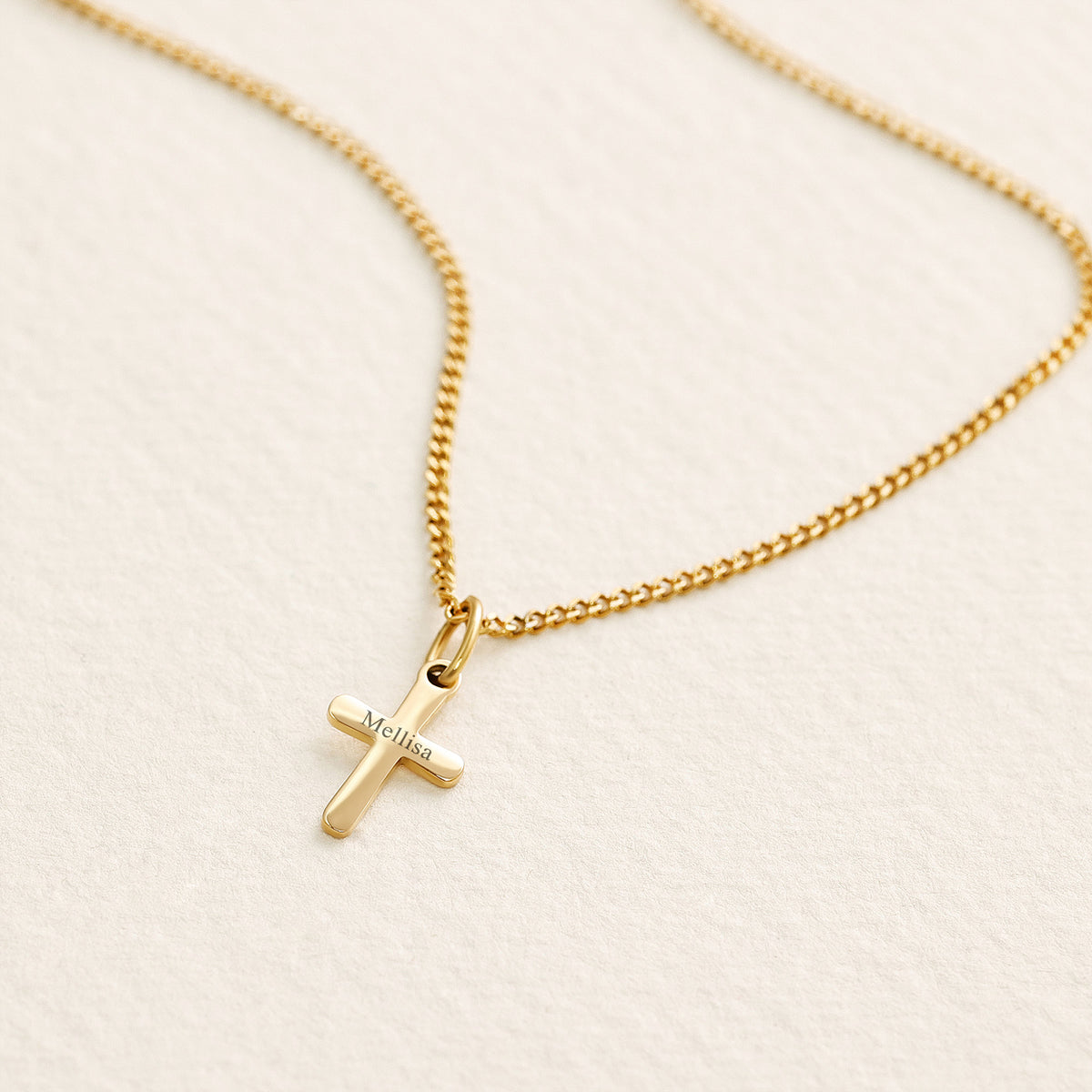 Herren Mini Kreuz Halskette mit Gravur – goldener Kreuzanhänger mit Namensgravur, Nahaufnahme
