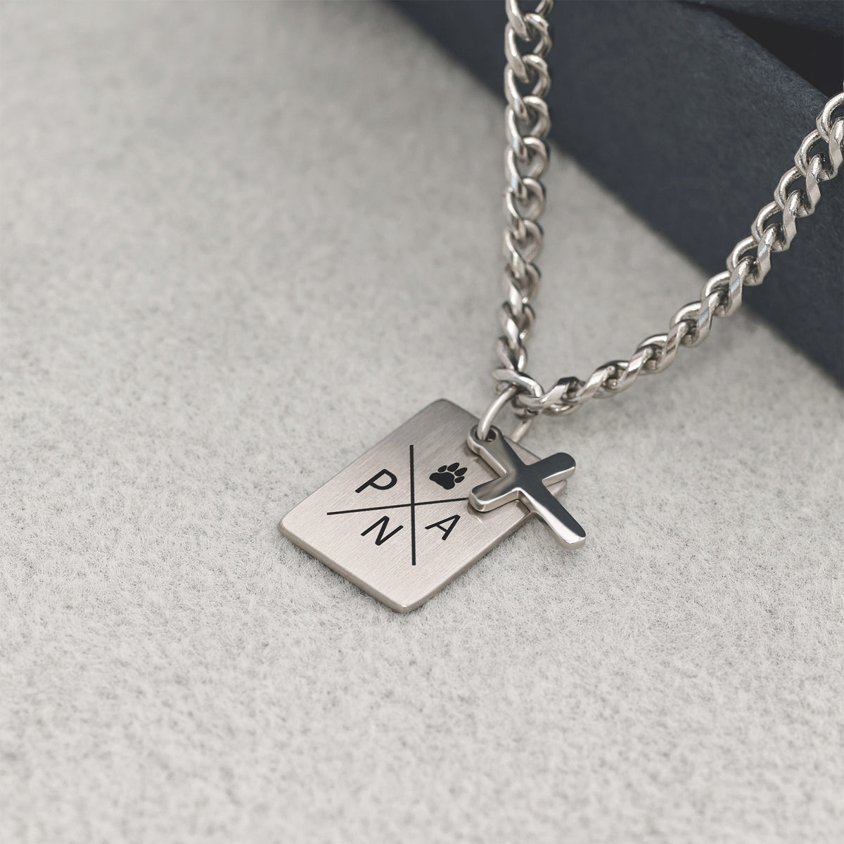 Rechteckige Gravurkette mit Kreuz – silbernes Plättchen graviert mit drei Initialen und Pfotenabdruck