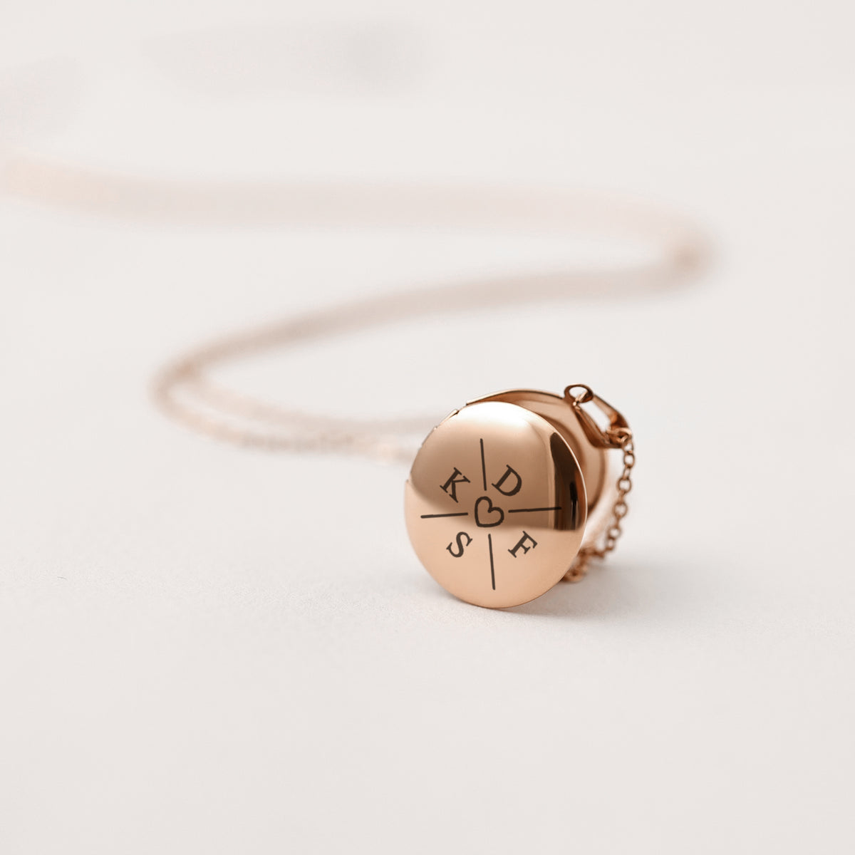 Personalisierbare Medaillonkette mit Gravur in Roségold, Nahaufnahme des gravierten Anhängers