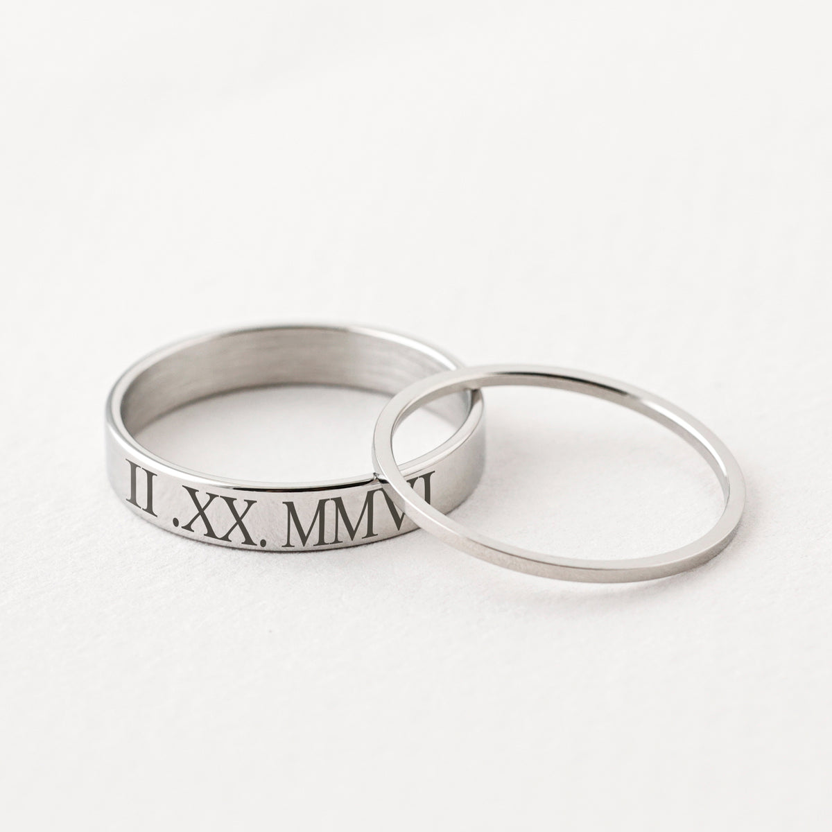 Minimalist Ring mit Gravur in Silber, dicker Ring mit römischen Zahlen und schmaler schlichter Ring