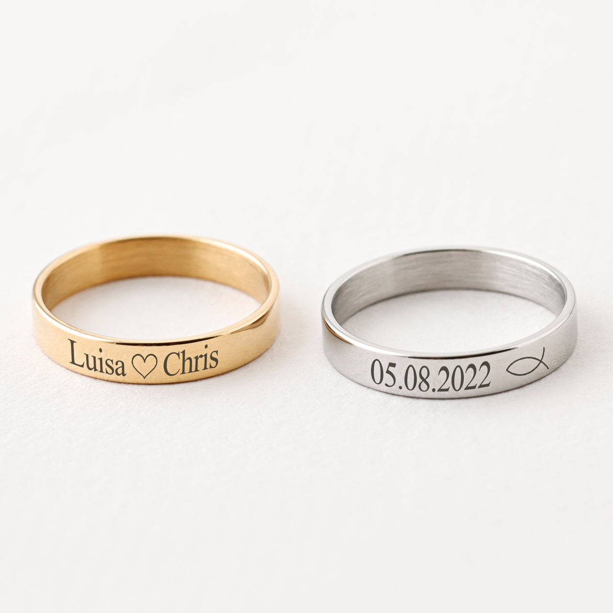 Minimalist Ring mit Gravur in Gold 'Luisa ♡ Chris' und in Silber mit Datum und Fisch-Symbol