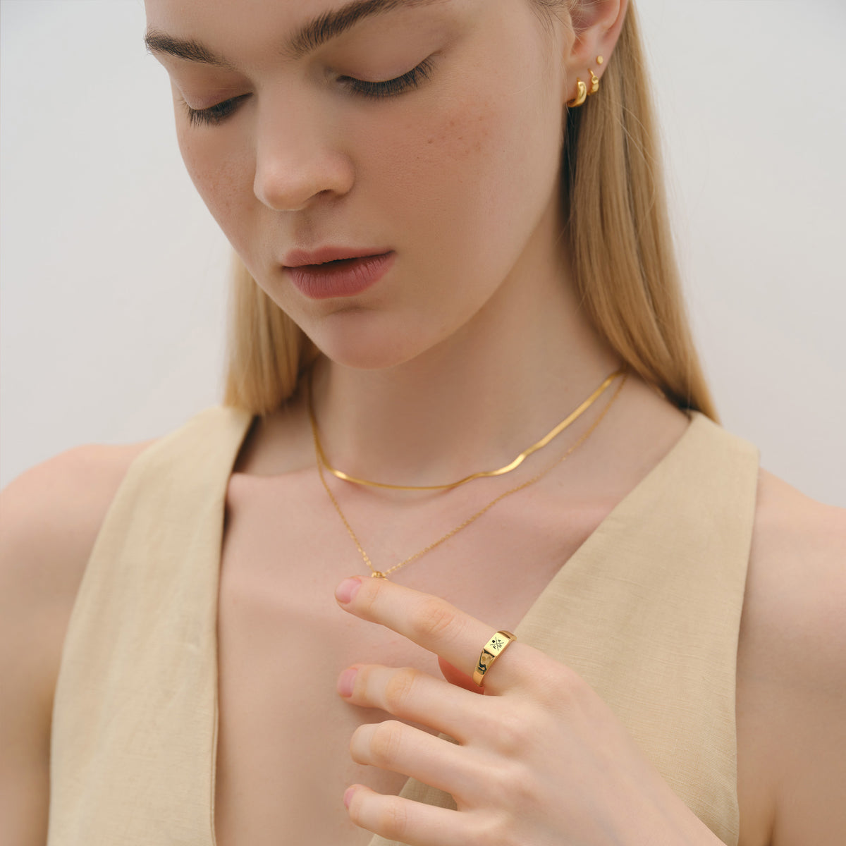 Model trägt Klassischer Siegelring mit Gravur - rechteckig in Gold zu goldener Kette