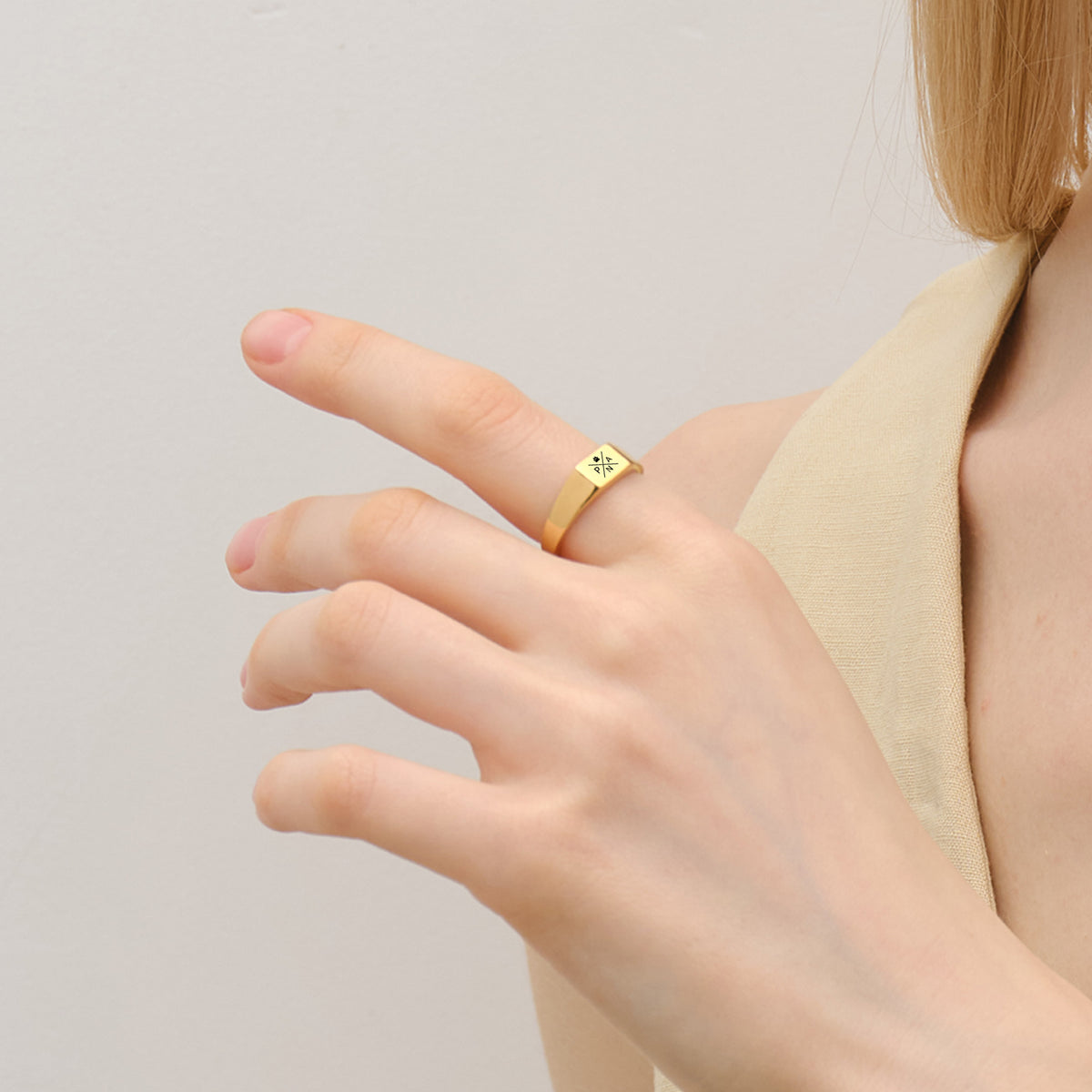 Klassischer Siegelring mit Gravur - rechteckig in Gold, getragen am Finger