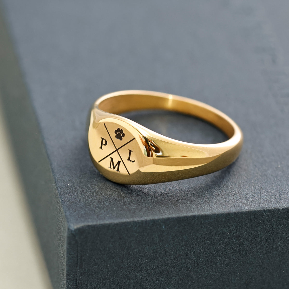 Klassischer Siegelring mit Gravur - rund in Gold mit Initialen P, M, L und Pfotenabdruck