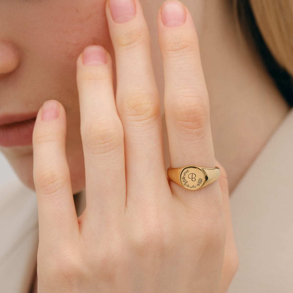 Klassischer Siegelring mit Gravur - rund in Gold mit Initiale B und Lorbeerkranz, getragen