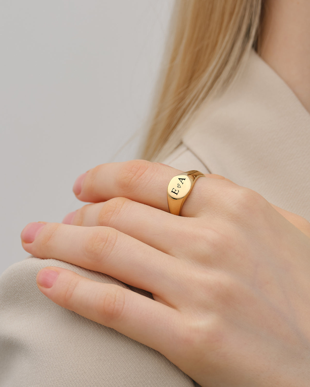 Klassischer Siegelring mit Gravur - rund in Gold mit Initialen E und A, an der Hand getragen