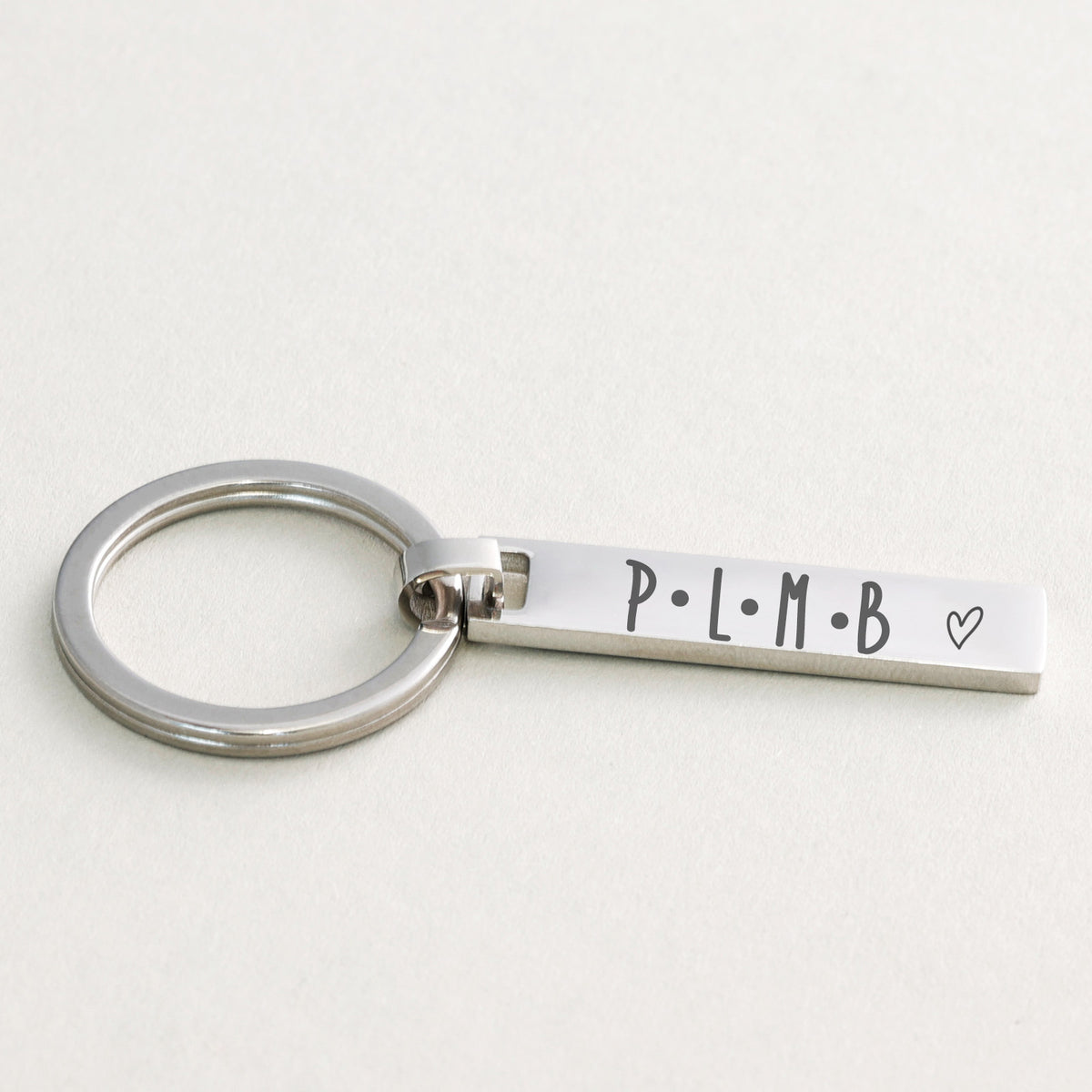 Bar-Anhänger Schlüsselring mit Gravur in Silber, Initialen 'P·L·M·B' mit kleinem Herz
