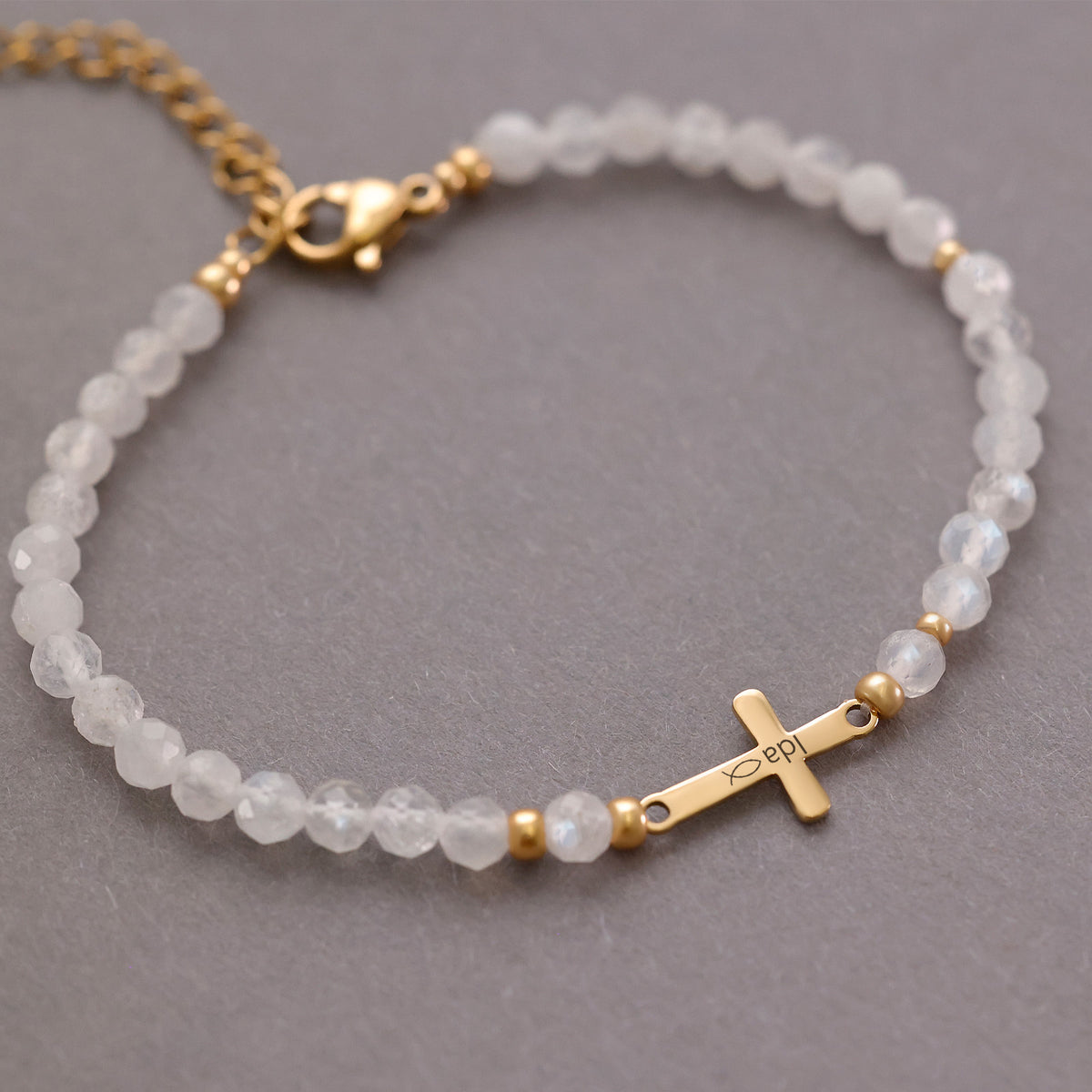Mondstein Kreuz-Armband mit goldenem Kreuz, graviert mit Namen 'Ida' und Fischsymbol
