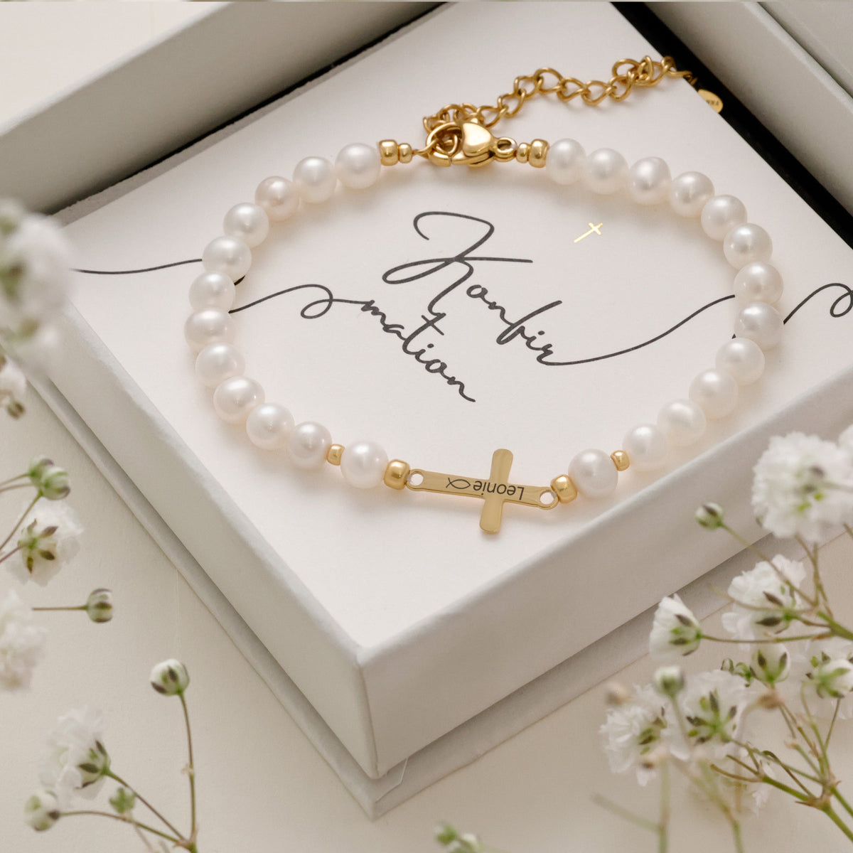 Süßwasserperlen Kreuz-Armband mit Gravur in Geschenkbox mit Konfirmations-Grußkarte, Kreuz graviert 'Leonie'
