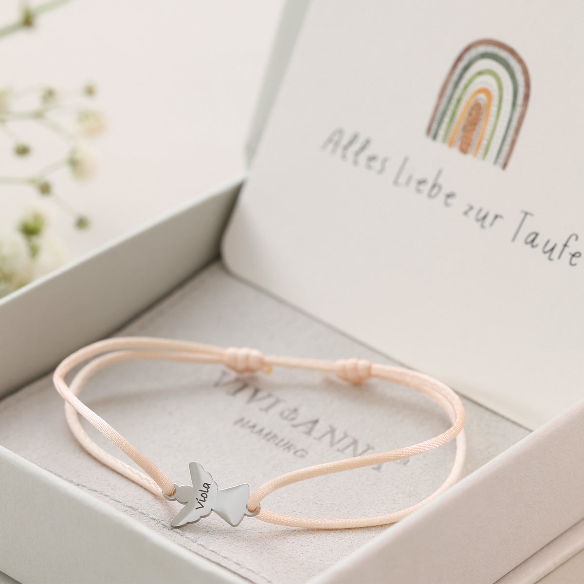 Namensarmband aus Satin mit graviertem Schutzengel-Anhänger, Detailansicht in Geschenkbox