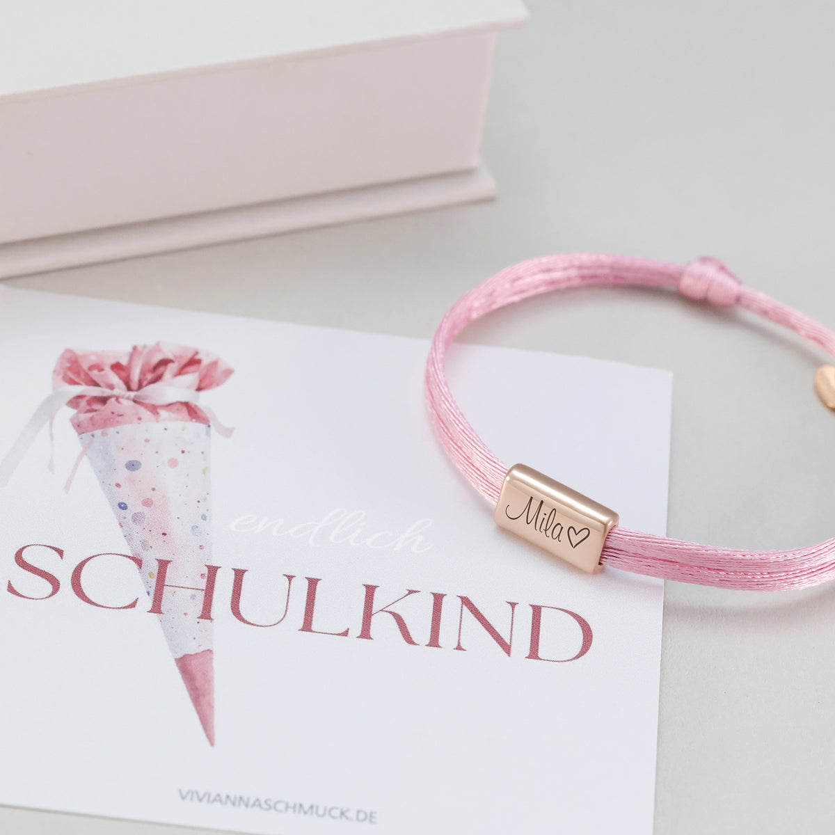 Kinder Satinband Armband mit Gravur in Rosa, Gravur Mila mit Herzchen, in Box mit Schultüten-Einschulungskarte