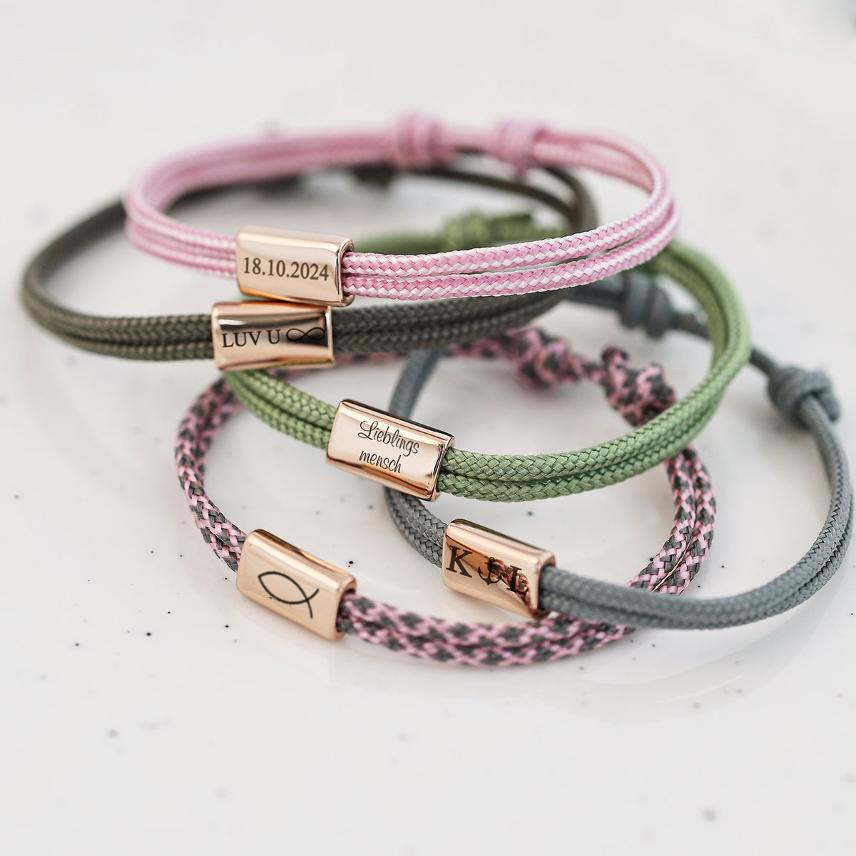 Zartes Segeltau-Armband mit personalisierter Gravurperle in fünf Farben und Gravuren im Vergleich