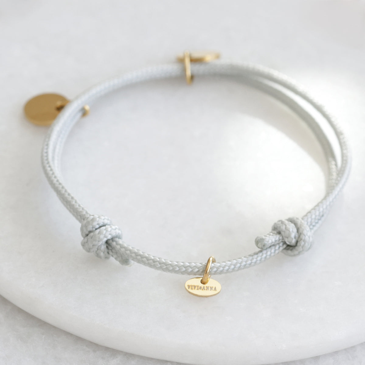 Segeltau Armband in Hellgrau mit ovalem Anhänger VIVI&ANNA und schlichter Scheibe
