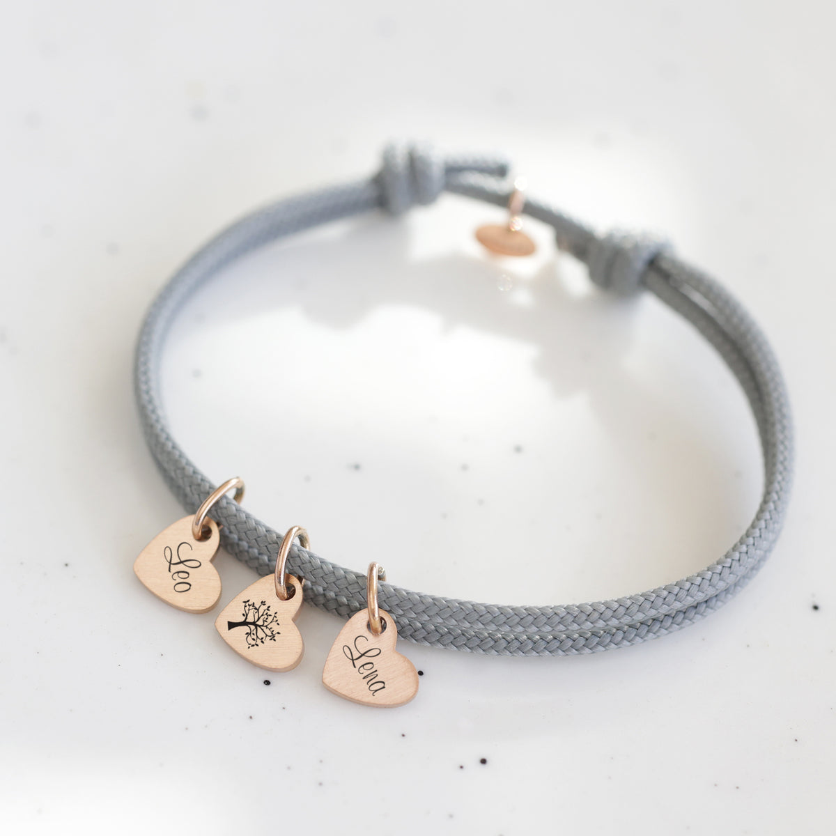 Herz-Armband aus Segeltau in Grau mit drei gravierten Herzanhängern – Namen und Baum des Lebens