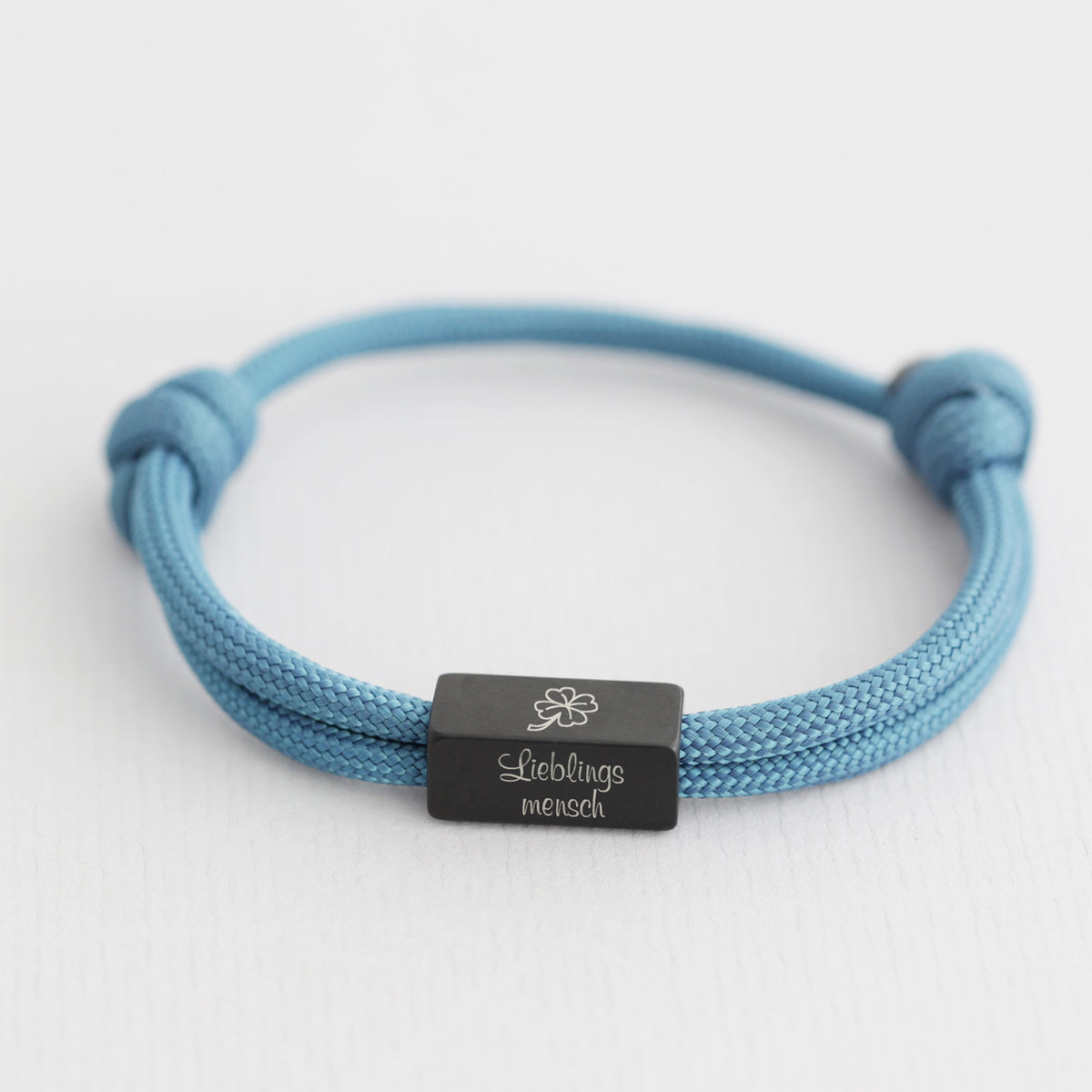 Blaues Segeltau-Armband mit graviertem Anhänger Lieblingsmensch und Kleeblatt-Symbol