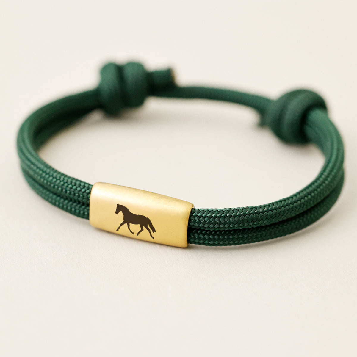 Segeltau Armband mit Wunschgravur in Dunkelgrün, goldene Plakette mit Pferd-Symbol graviert