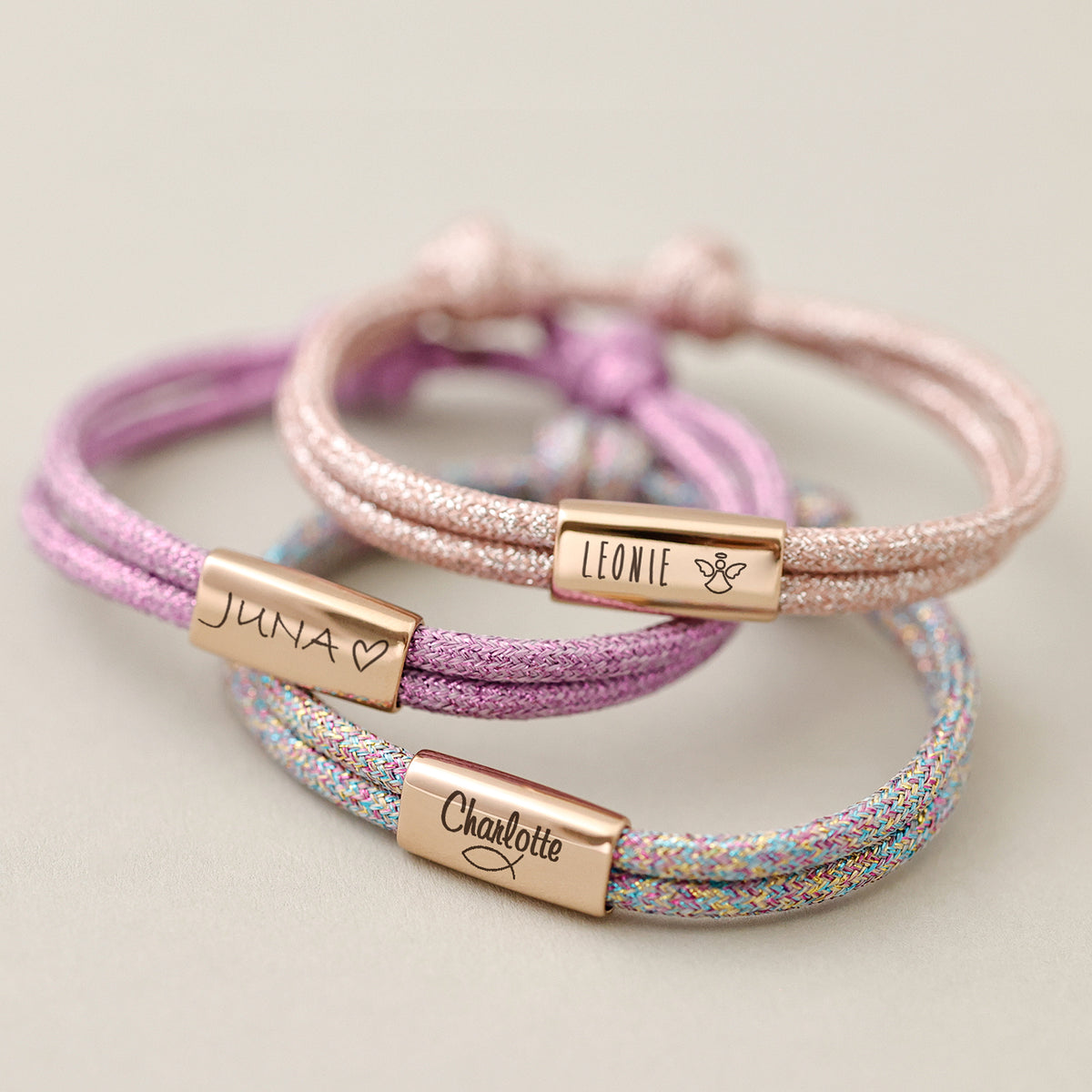 Drei glitzernde Segeltau-Armbänder mit persönlicher Gravur in Rosa, Flieder und Bunt, graviert mit Juna, Leonie und Charlotte
