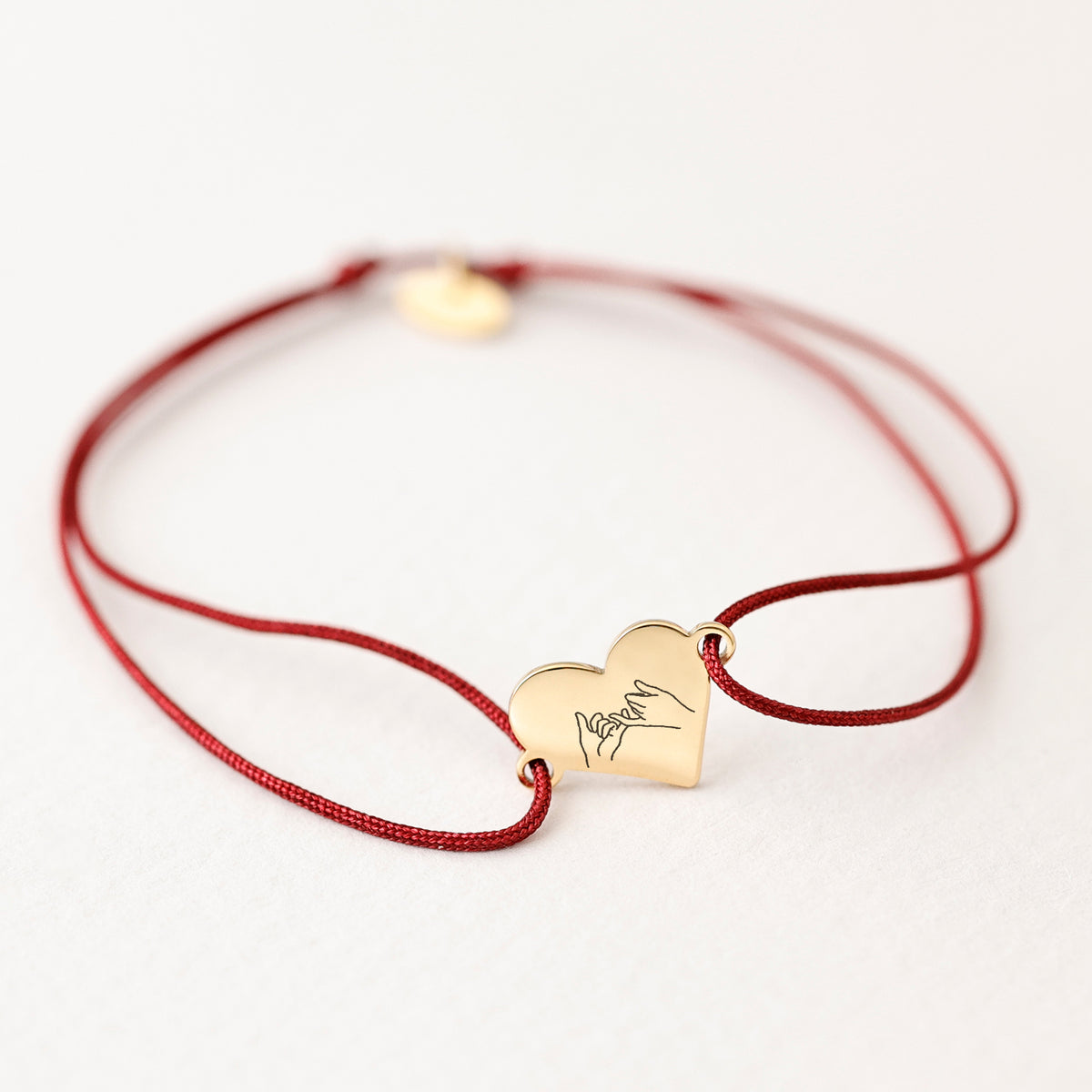 Feines Herz-Armband mit Wunschtext in Bordeaux – Gold-Herz mit Gravur einer kleinen Finger-Hand