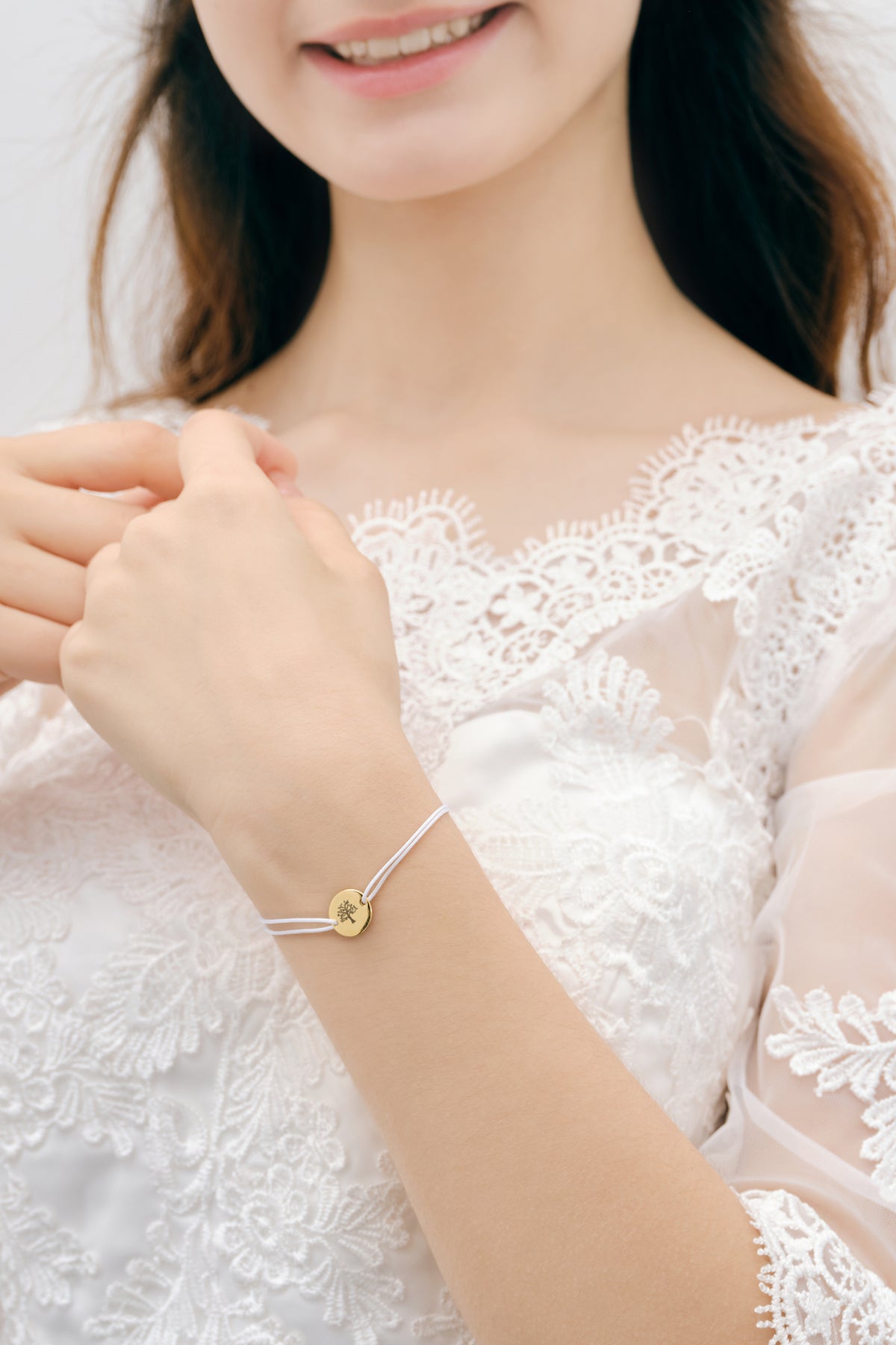 Braut trägt Nylon Unisex Armband mit Gravur am Handgelenk zu weißem Spitzenkleid