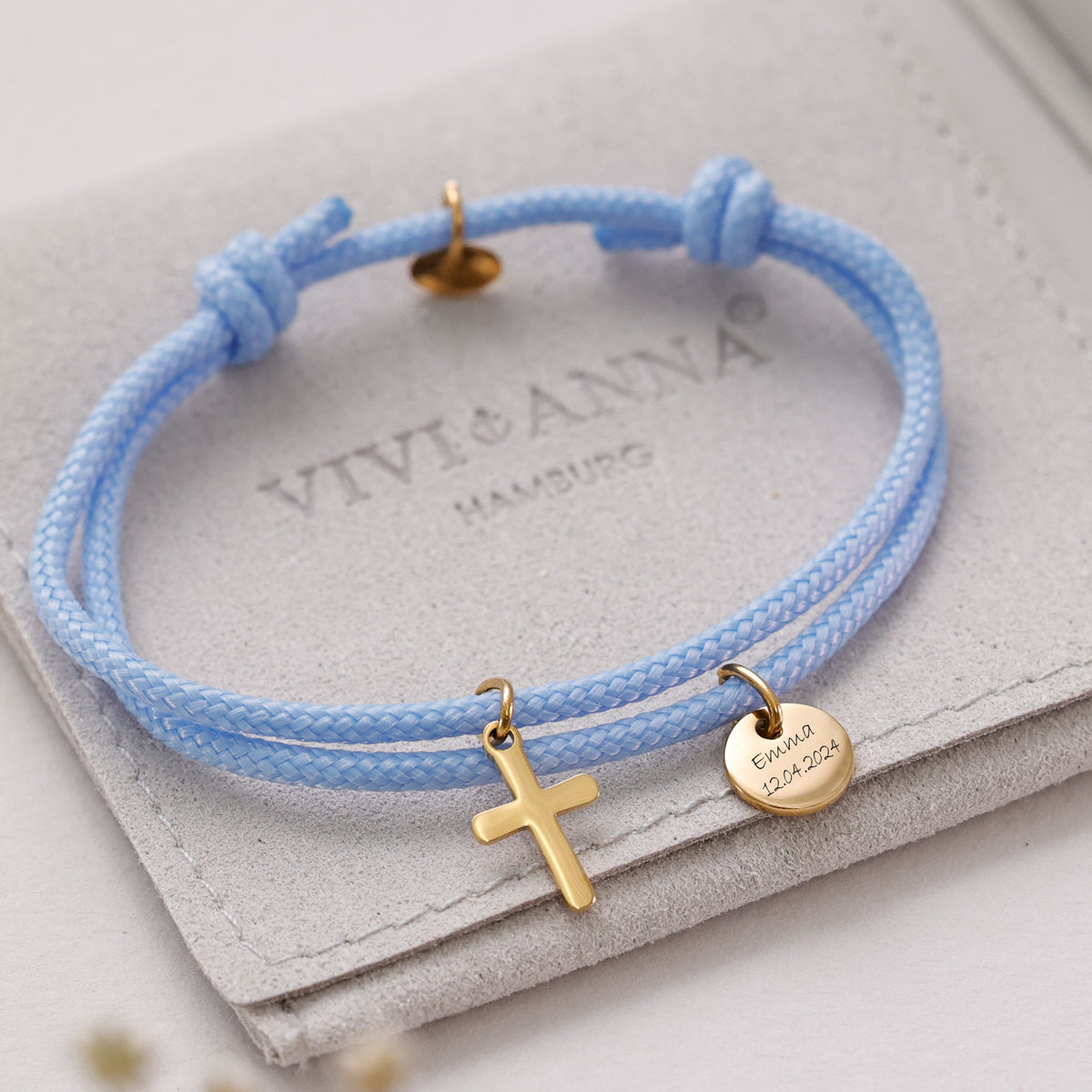 Kreuz-Armband mit personalisiertem Plättchen in Hellblau und Gold, graviert mit Name Emma und Datum