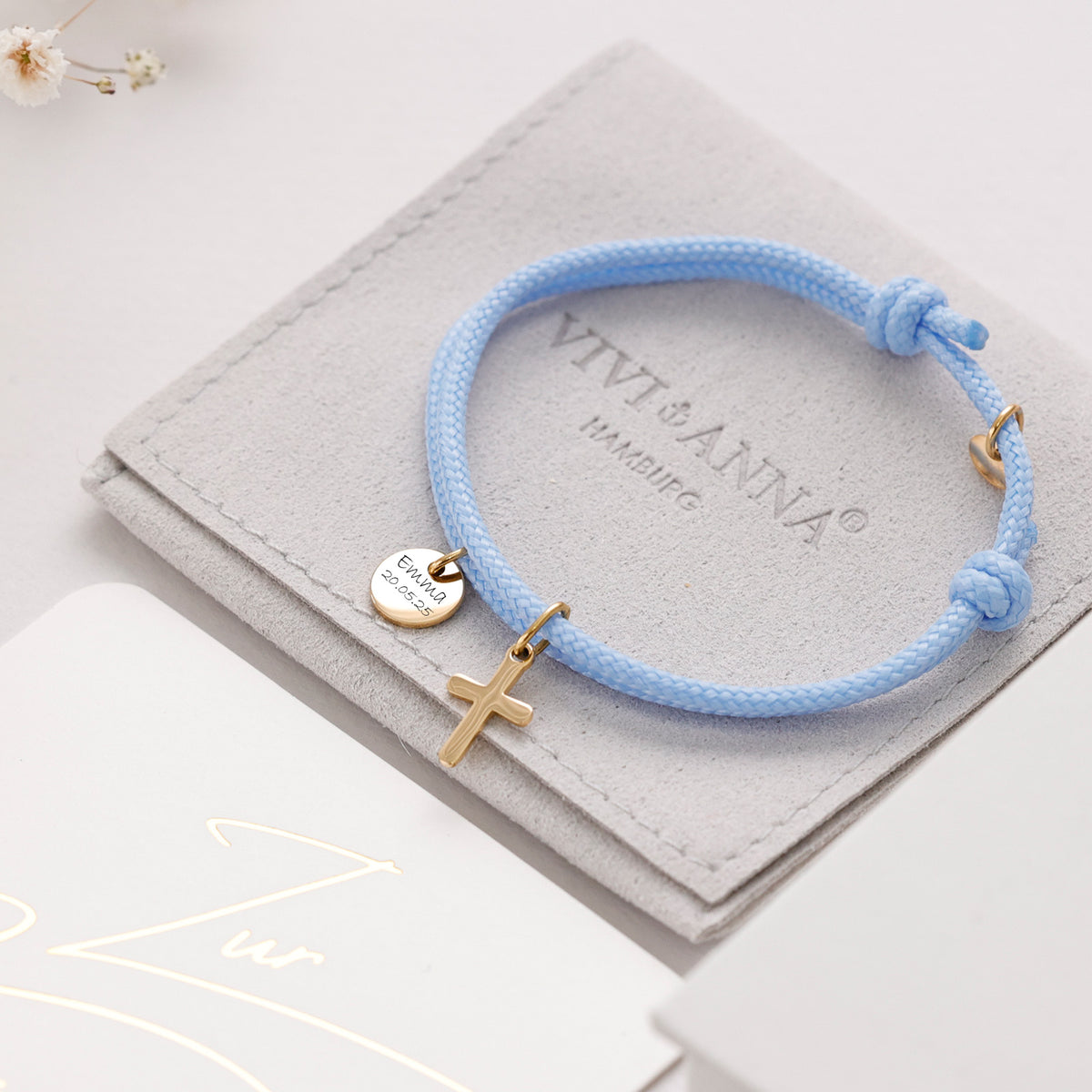 Kreuz-Armband mit personalisiertem Plättchen in Hellblau, goldenes Plättchen mit Name und Datum graviert