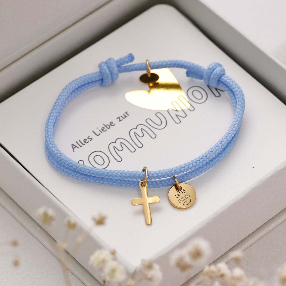 Armband mit Kreuzanhänger in Hellblau und Gold, mit Herz-Plättchen und graviertem Namensplättchen zur Kommunion