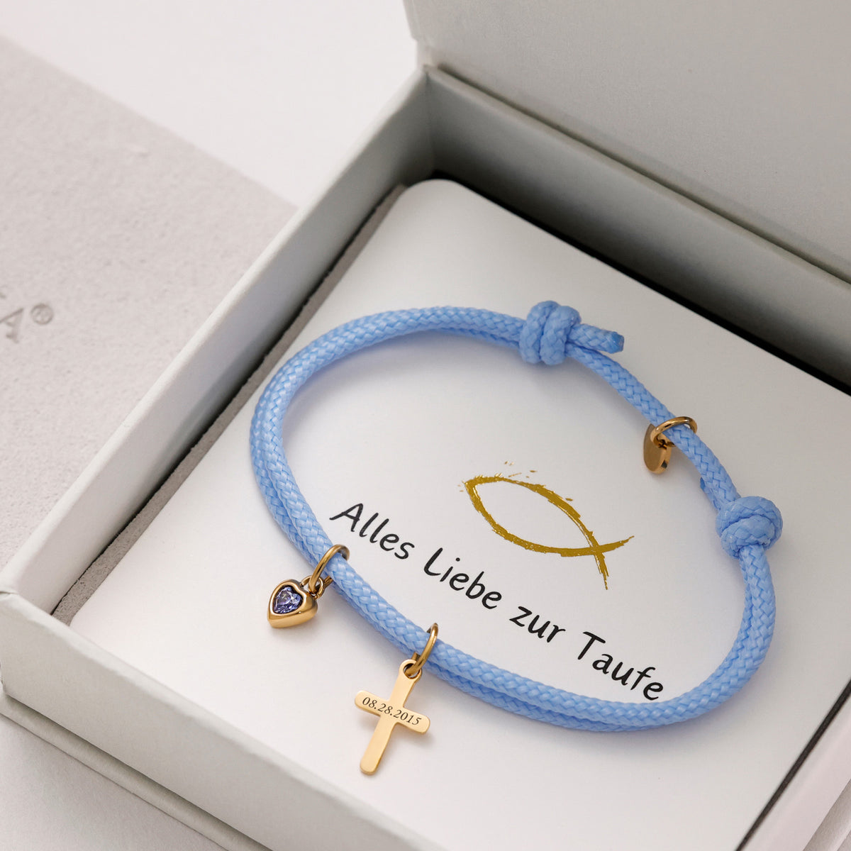 Mini Kreuz Segeltau Armband mit Herz-Geburtsstein in Hellblau, in Geschenkbox mit Taufkarte