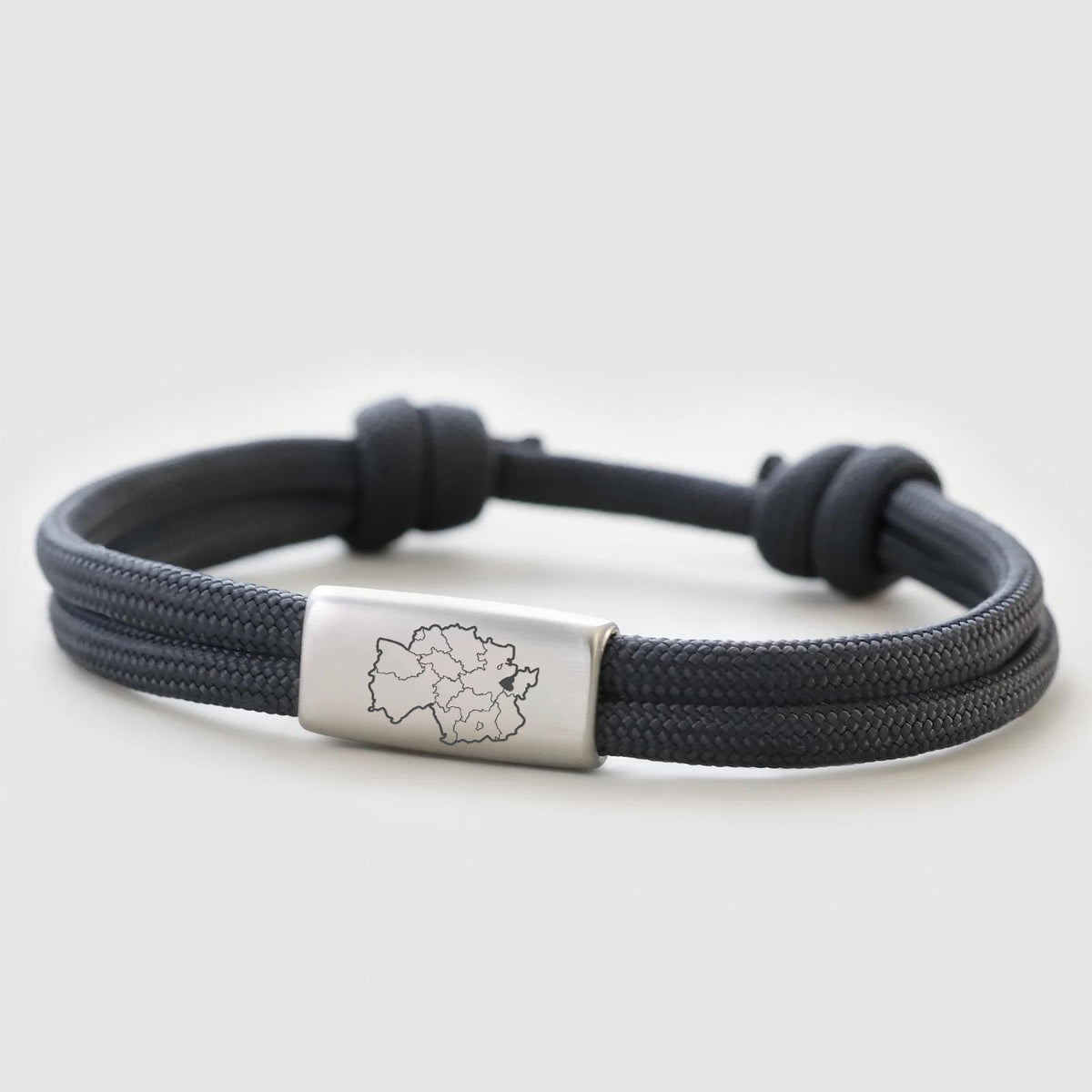 Dunkelgraues Segeltau-Armband für Herren mit Edelstahl-Plättchen und graviertem Stadtplan