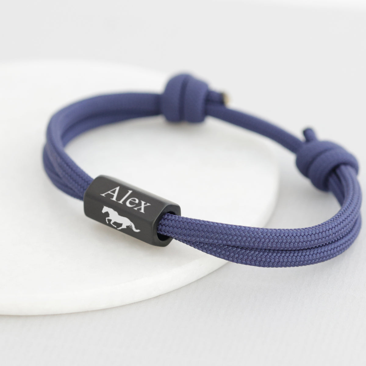 Herrenarmband aus Segeltau mit 6-seitiger Gravurperle in Blau, schwarze Perle mit Namen 'Alex' und Pferdemotiv