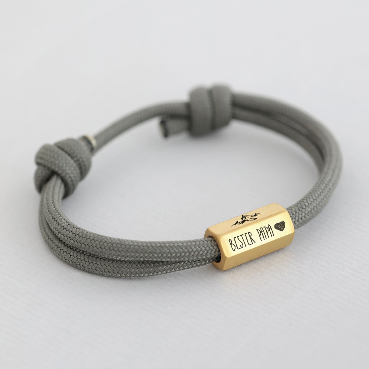 Herrenarmband aus Segeltau mit 6-seitiger Gravurperle in Grau, goldene Perle mit 'Bester Papa' und Bergmotiv