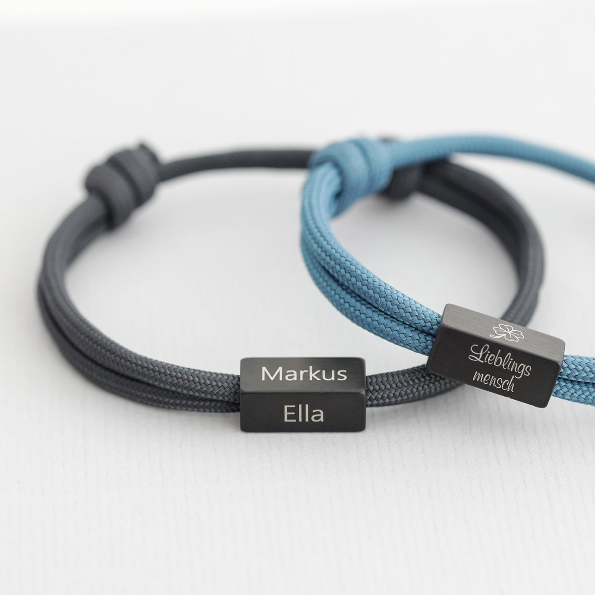 Zwei Segeltau-Partnerarmbänder in Grau und Blau mit Gravur Markus, Ella und Lieblingsmensch