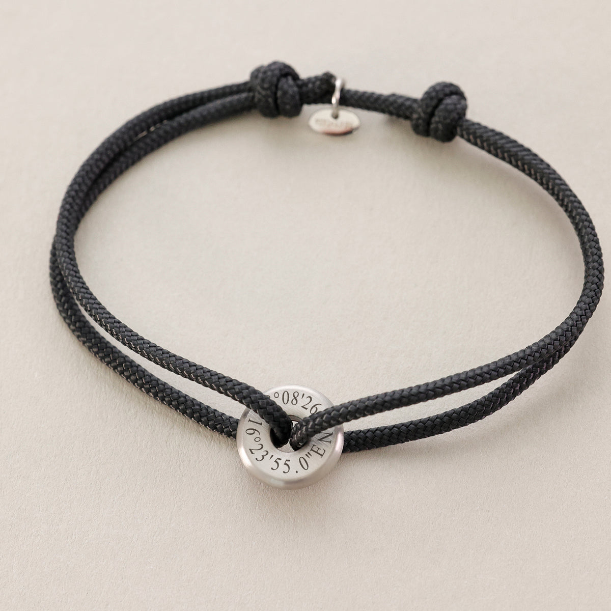 Segeltau Donut Surferarmband in Schwarz mit Gravur von GPS-Koordinaten