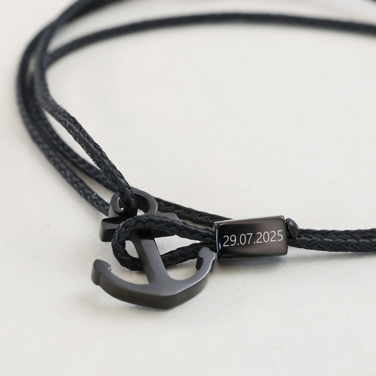 Nahaufnahme des schwarzen Ankerhaken Nylon Armbands mit Gravur – Anker mit Datumsgravur 29.07.2025