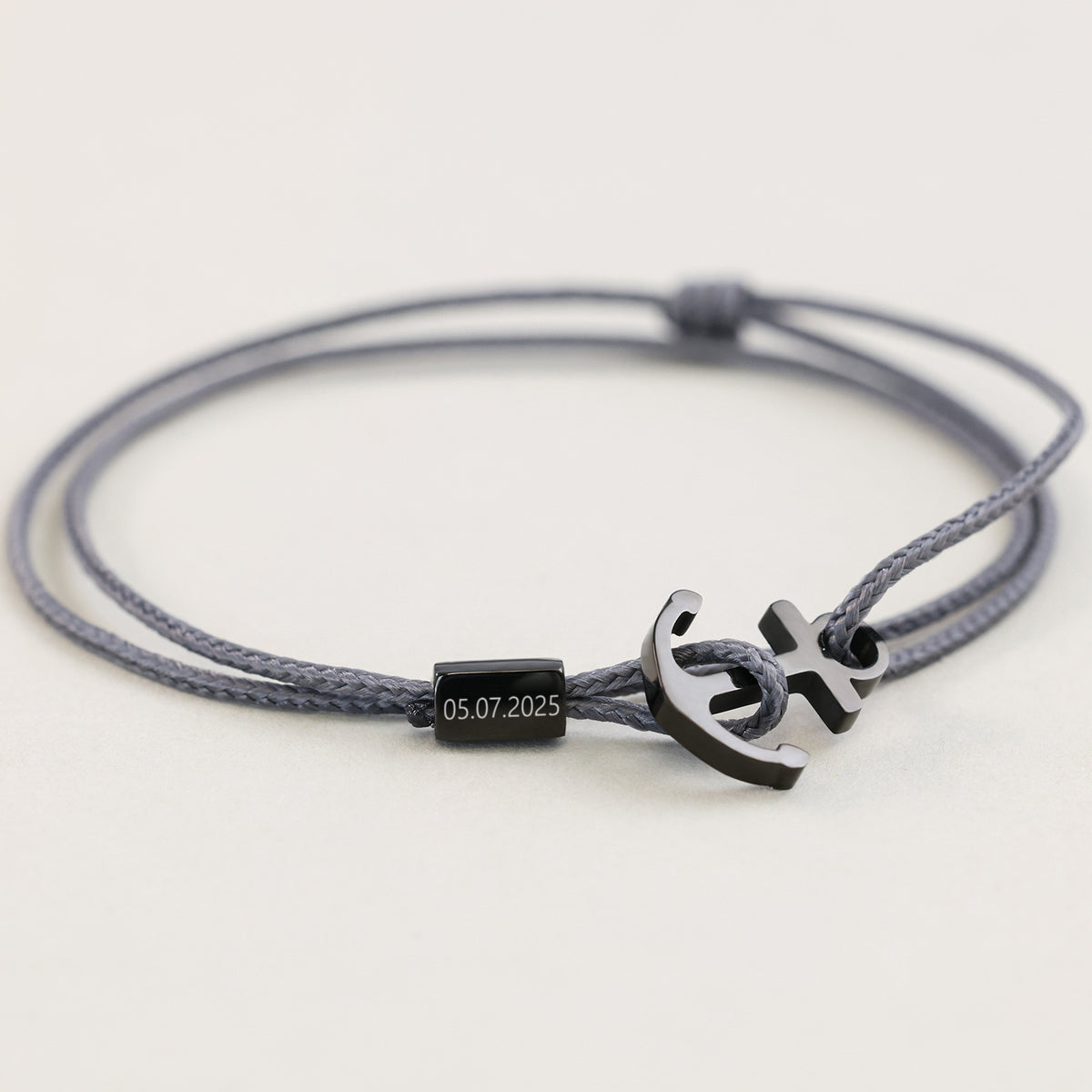 Ankerhaken Nylon Armband mit Gravur in Grau – schwarzer Anker mit Datumsgravur 05.07.2025