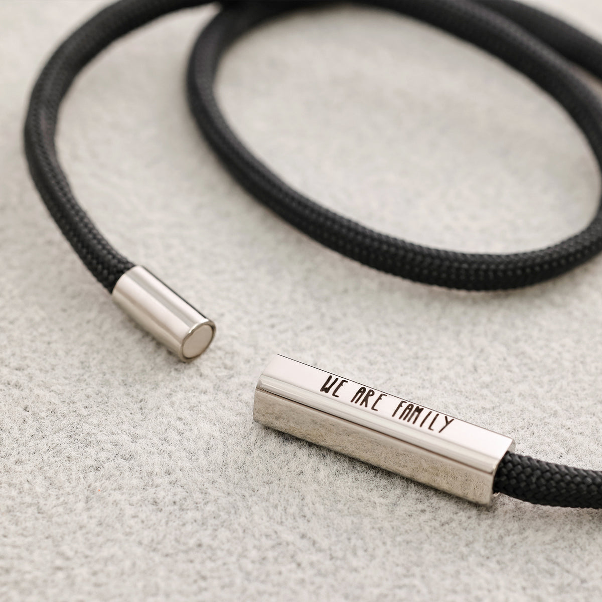 Segeltau-Armband mit geöffnetem Verschluss – Gravur We Are Family in Silber