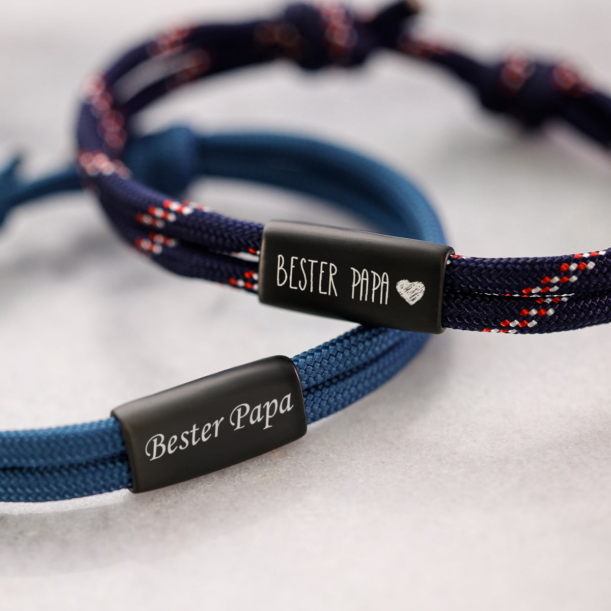 Zwei Papa Armbänder in Marineblau – beide mit Schriftzug 'Bester Papa' graviert