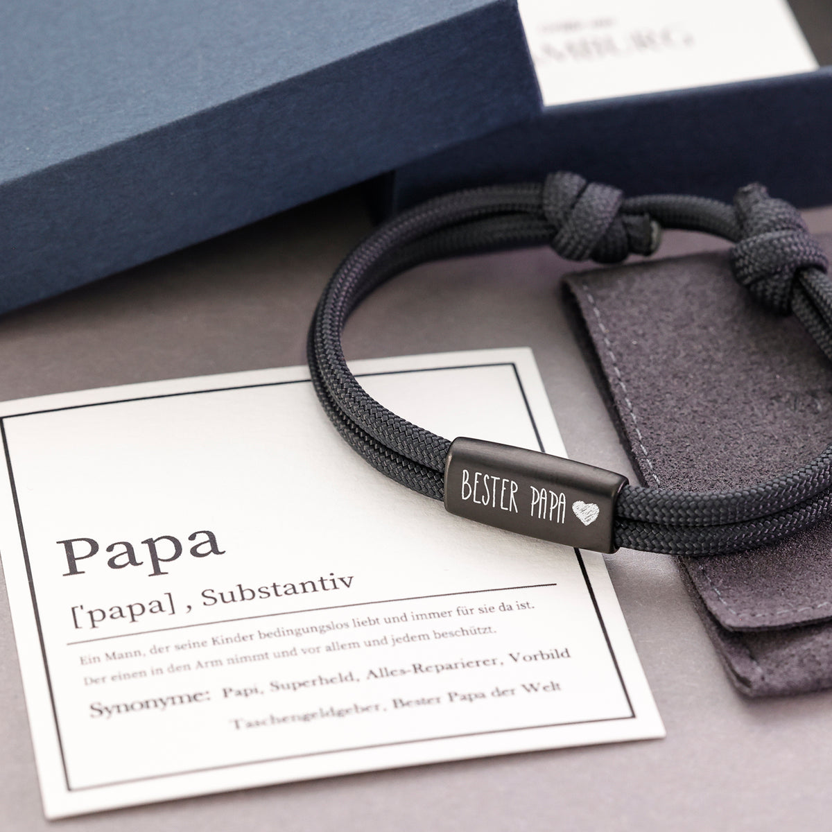 Papa Armband Geschenkset in Schwarz – graviertes 'Bester Papa' Armband mit Definitionskarte und Stoffbeutel