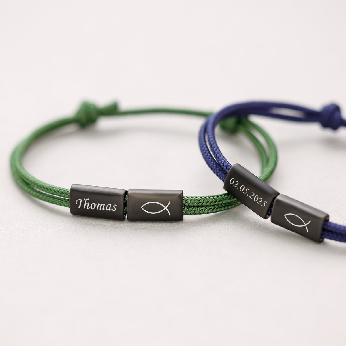 Segeltau Armband mit Wunschgravur in Grün und Blau, Plättchen mit Namen, Datum und Fisch-Symbol