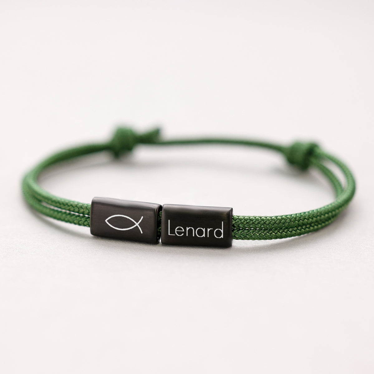 Segeltau Armband mit Wunschgravur in Grün, Plättchen mit Namen und Fisch-Symbol