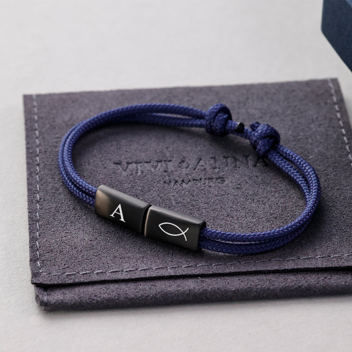 Segeltau Armband mit Wunschgravur in Blau, Plättchen mit Initiale und Fisch-Symbol auf Lederetui