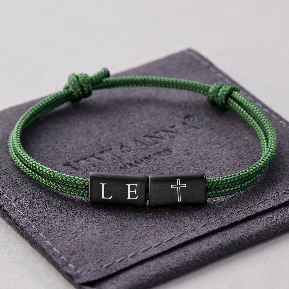 Segeltau Armband mit Wunschgravur in Grün, Plättchen mit Initialen und Kreuz-Symbol auf Lederetui