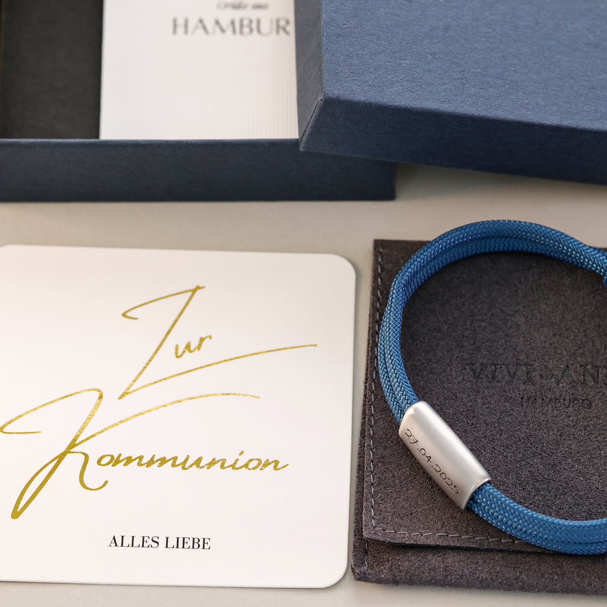 Personalisiertes Segeltau Armband mit Gravur zur Kommunion – blaues Band mit Datum, Karte, Etui und Geschenkbox